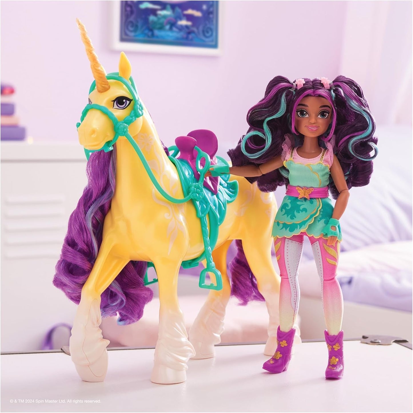 Unicorn Academy Ankleidepuppe Ava - la muñeca original para la popular serie Netflix, 24 cm grande y con 7 accesorios para juegos de rol fantásticos, para niños de 4 años