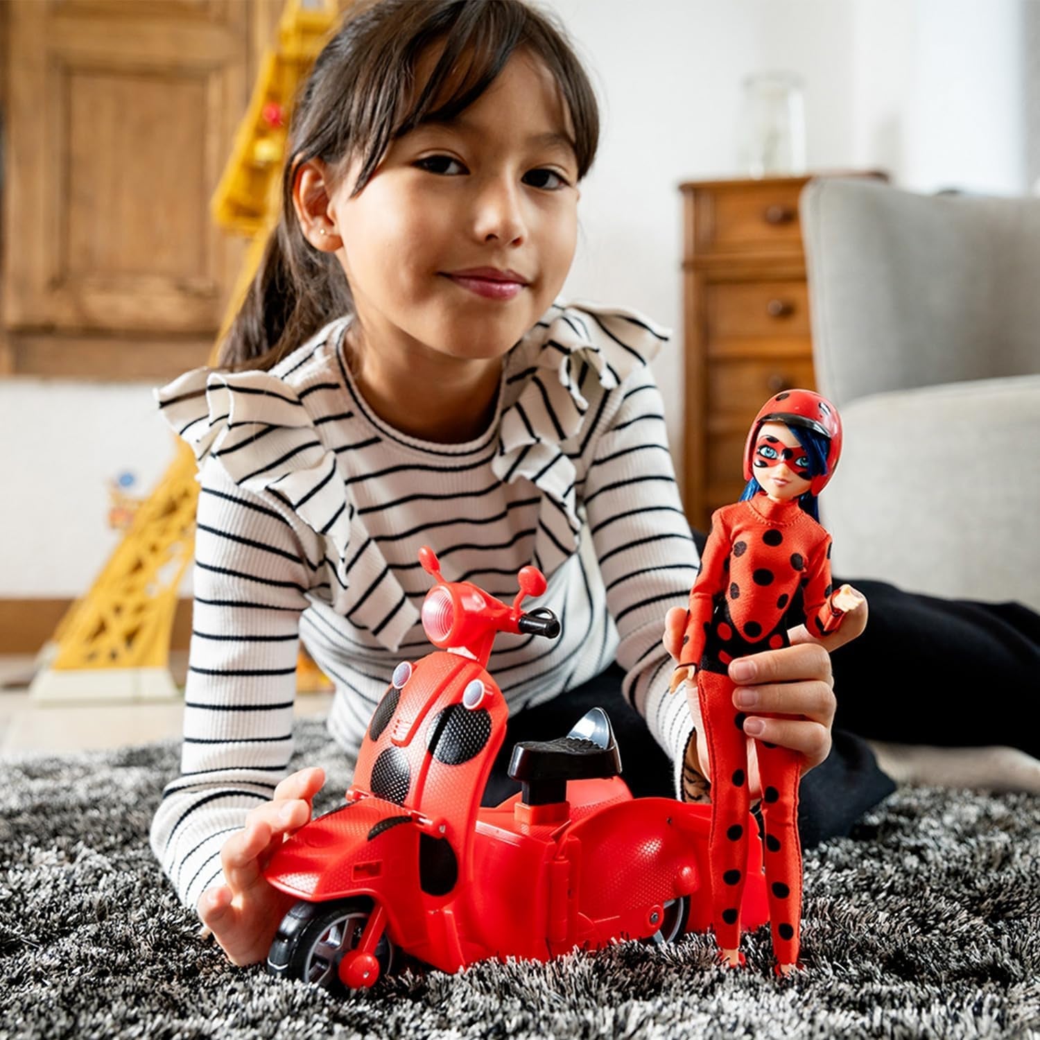 Bandai - Miraculous Ladybug - Patinete Miraculous Switch'n Go + Muñeca articulada Ladybug Lucky Charm de 26 cm - P50668