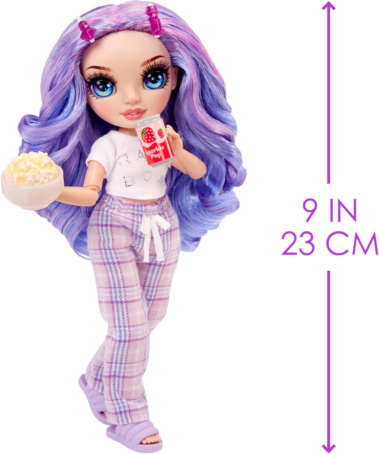 Muñeca Rainbow High Junior High PJ Party - Violeta - 22 cm con mono mullido, zapatillas y accesorios de juego - Juguete para niños - Ideal para 4-12 años