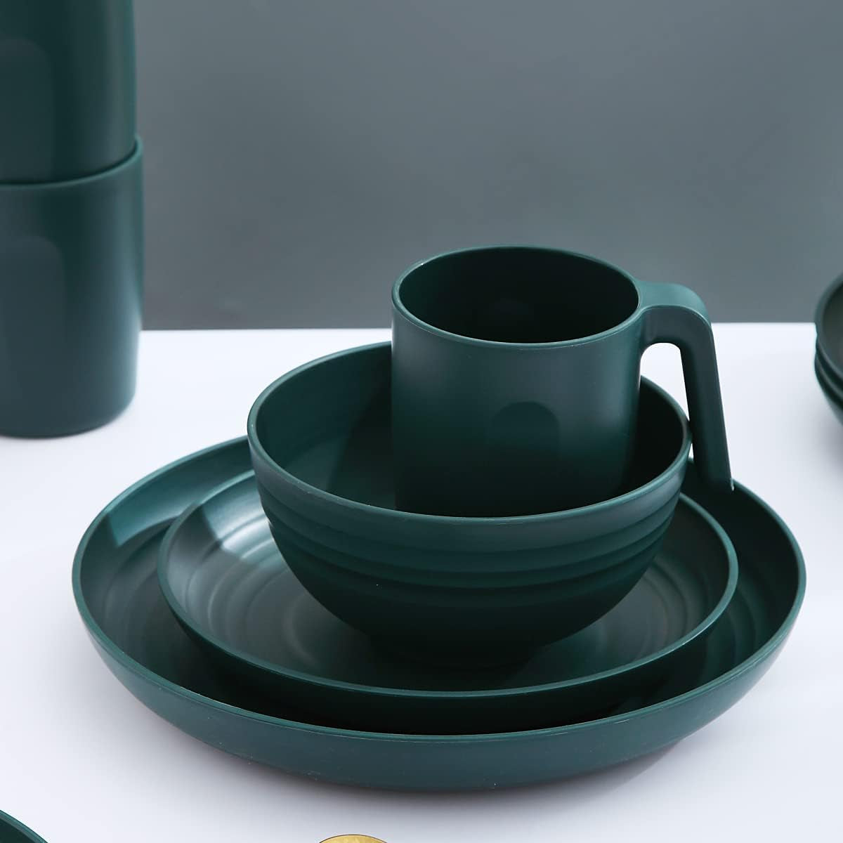 Juego de vajilla Kyraton fabricado en plástico irrompible y reutilizable, compuesto por 16 piezas. Platos, tazas, cuencos y platos ligeros. Fácil de transportar y limpiar. Libre de BPA. Para 4 personas.