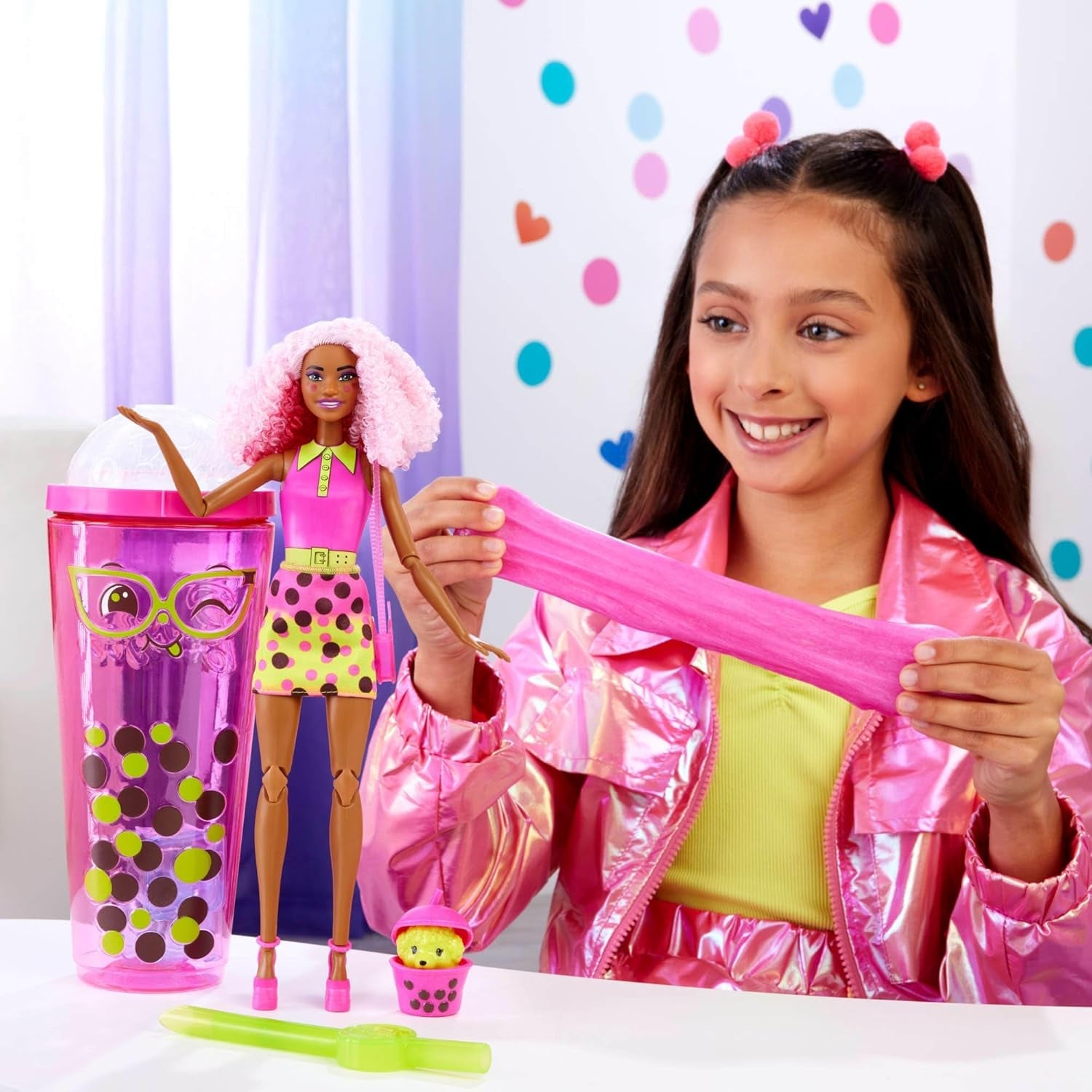 Muñeca Barbie Pop Reveal Bubble Tea y accesorios, muñeca de moda perfumada Berry Bliss con mascota, 8 sorpresas, incluye cambiador de color, vaso de almacenamiento, HTJ20