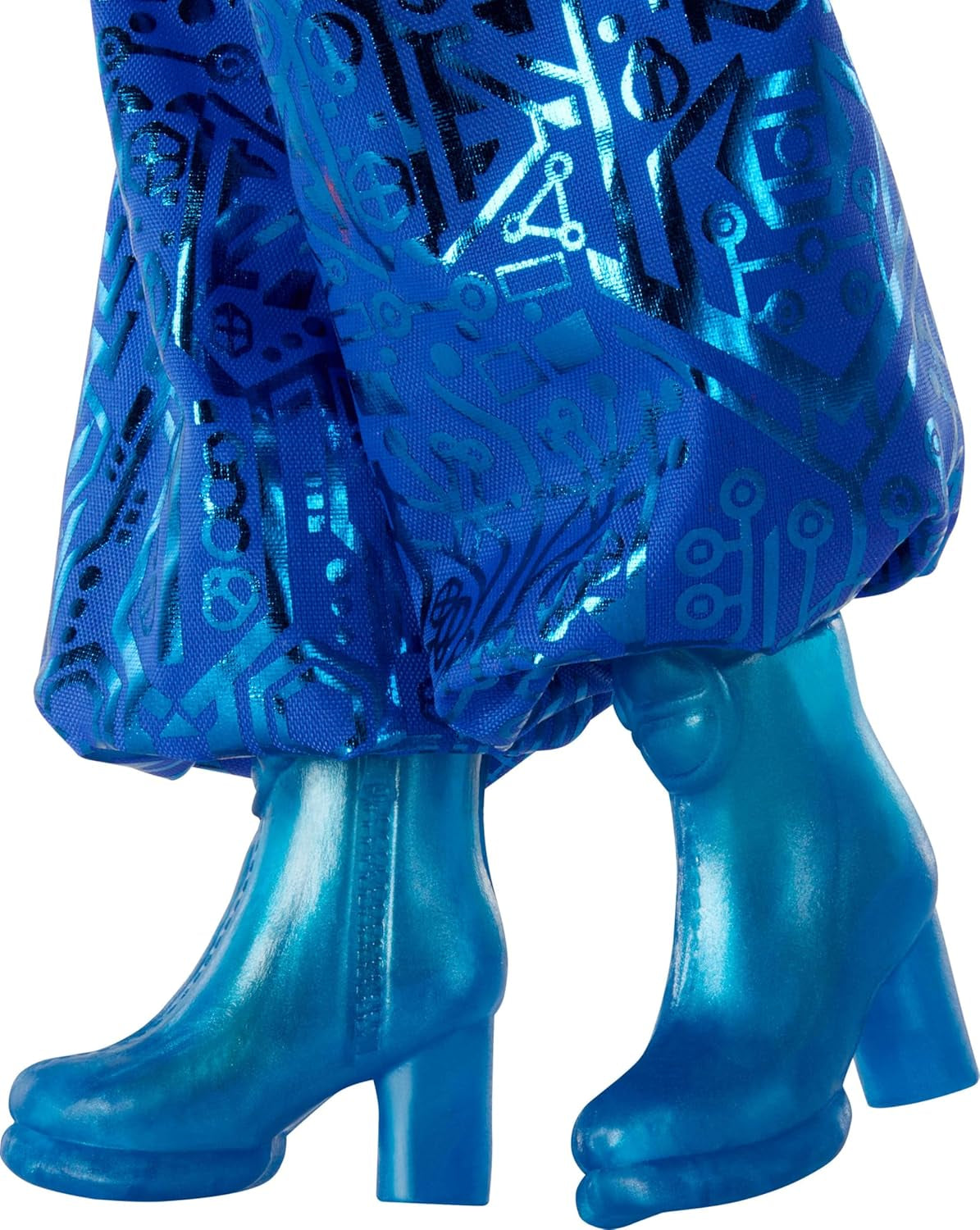 Mattel Disney Zombies 4: Dawn of the Vampires Addison Wells muñeca de moda con atuendo desmontable y 6 accesorios inspirados en películas, JFG32
