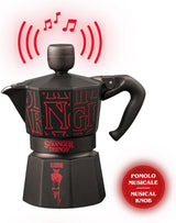 Bialetti Moka Express Stranger Things Cafetera de 3 tazas, Botón de música con función de carga USB-C, No apta para placas de inducción, 3 tazas (130 ml), Negra