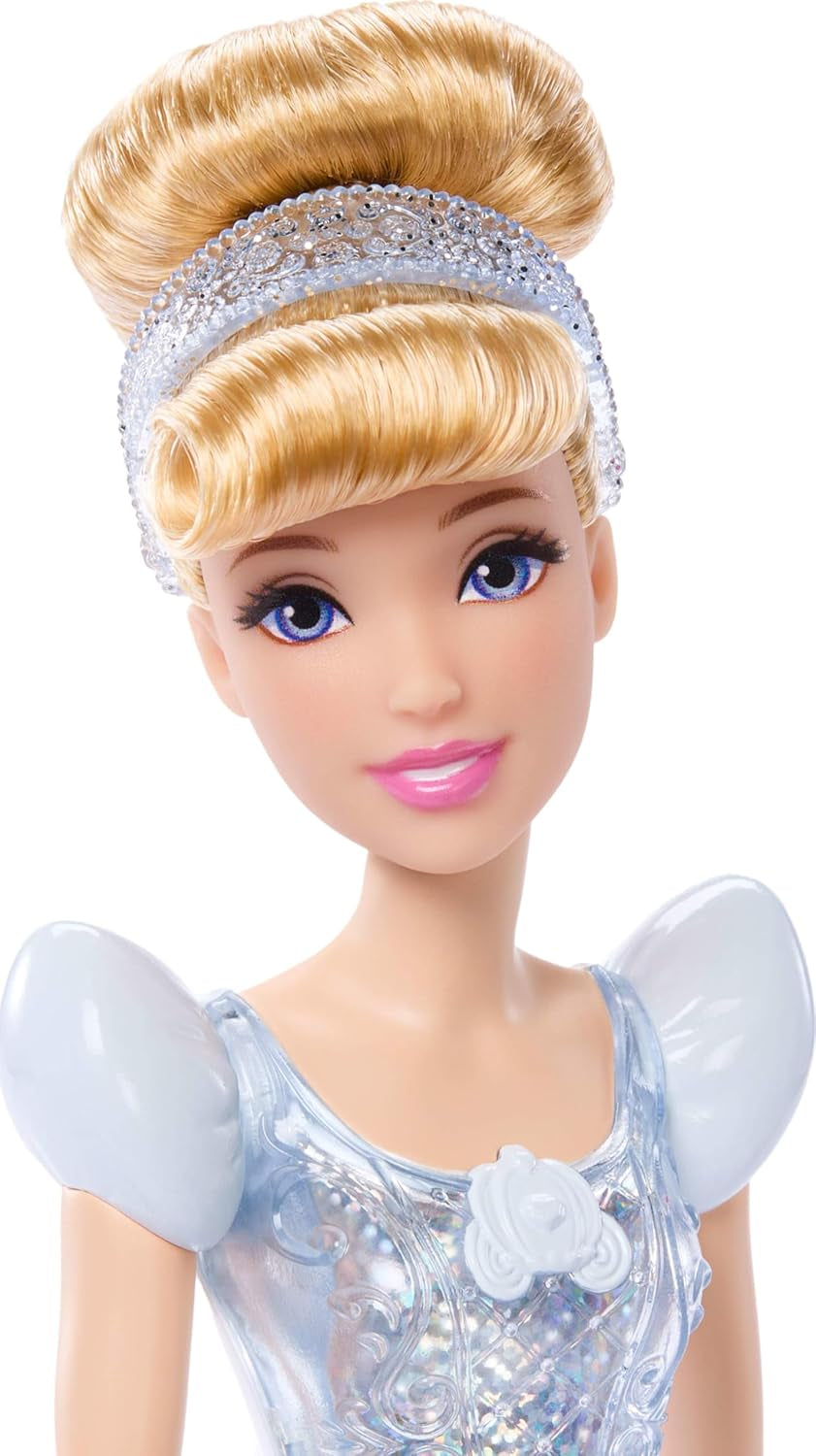 Mattel DISNEY Princess Cenicienta - Muñeca articulada con atuendo brillante, zapatos y tiara desmontables, cabello peinado para divertirse, para niños a partir de 3 años, HLW06