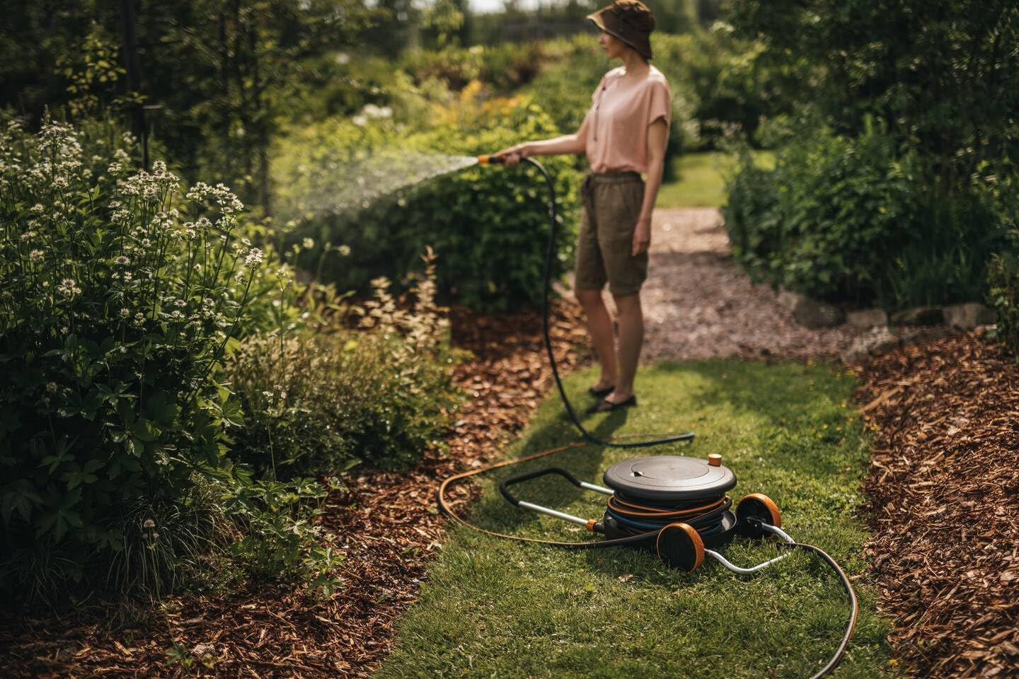 Rueda hidráulica Fiskars Comfort L con ruedas, juego de riego todo incluido, alcance total de 31,5 m, enrollado automático, manguera de jardín universal (Ø 13 mm), conexión universal para grifo, 1071670