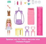 Casa de muñecas Barbie Chelsea con más de 15 accesorios, casa emergente que se expande a más de 42 x 33 cm con 5 áreas de juego y un tobogán, con una muñeca pequeña y un perro, JFW49