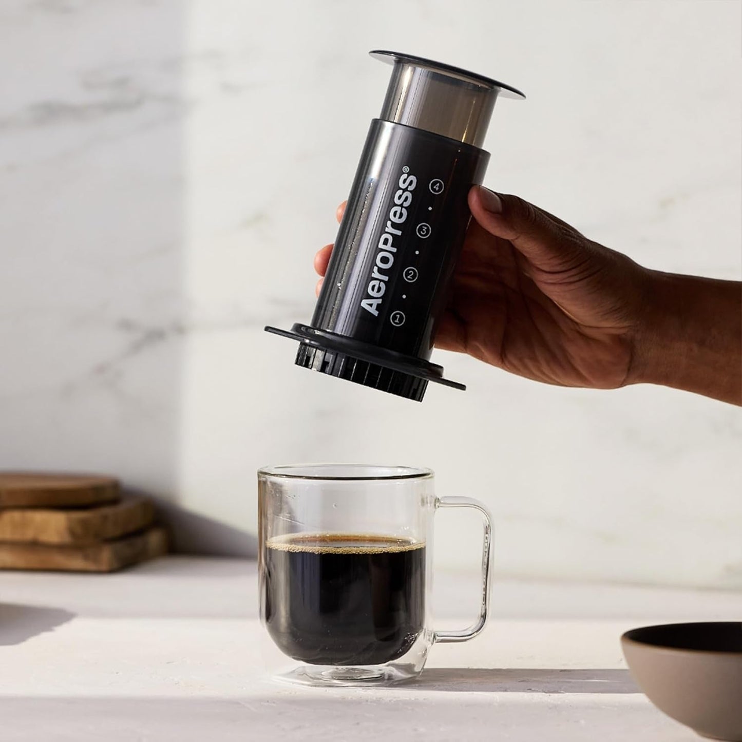 AeroPress Original Cafetera y Espresso, Cafetera Portátil Nivel Barista con Cámara, Émbolo y Filtros, Cafetera Rápida y Espresso