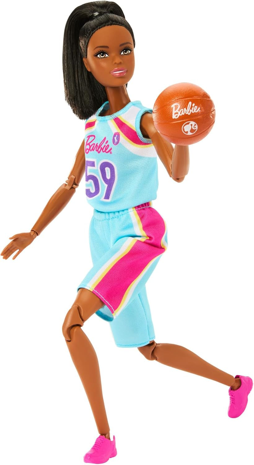 Barbie Made to Move Muñeca y Accesorios, Jugadora de Baloncesto Morena con Vestido Deportivo Desmontable y Pelota, 22 Articulaciones, HKT74
