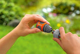Conector de manguera Gardena de 13 mm (1/2 pulgada) y 15 mm (5/8 pulgada): Conector a presión para extremo de manguera, huecos para sujeción, fácil montaje, en caja (18215-20)
