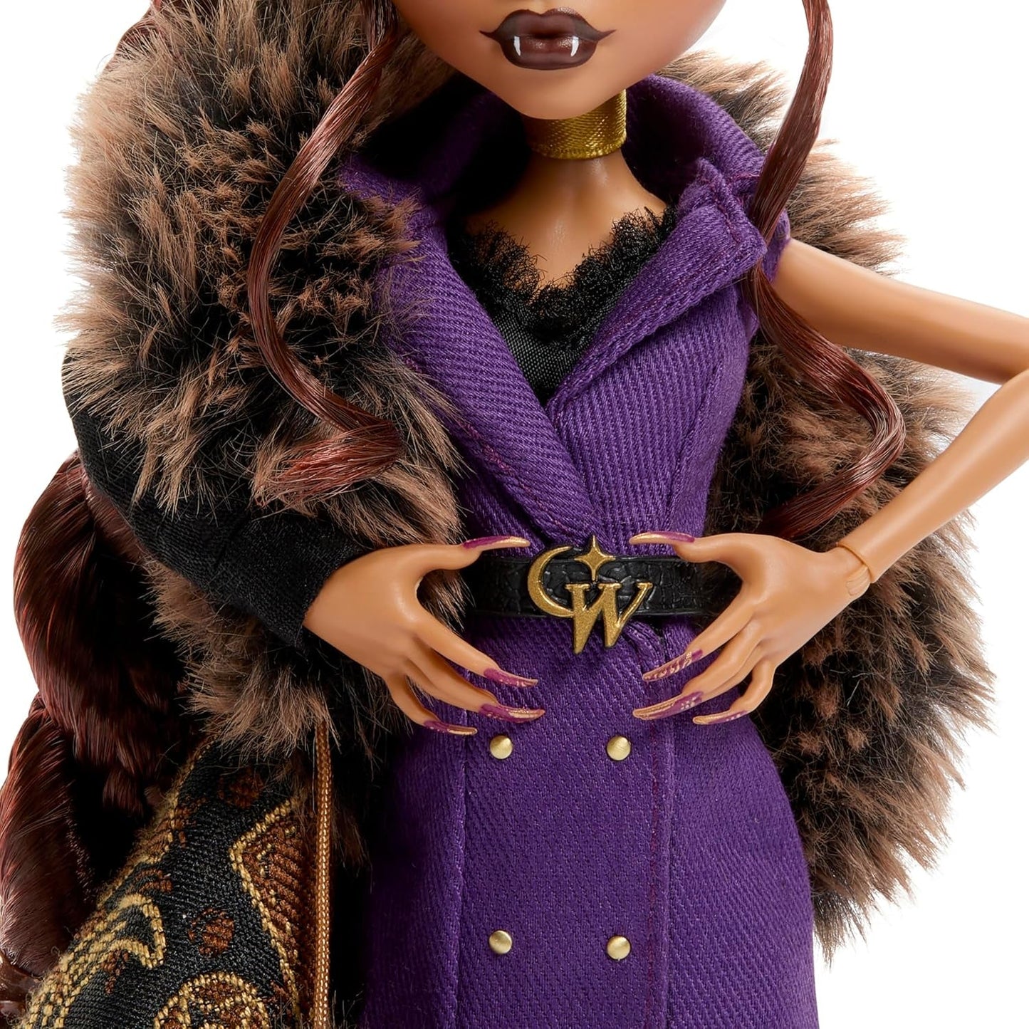 Monster High Doll House of Wolves Figura coleccionable de Clawdeen Wolf con abrigo de jacquard de piel sintética, chaqueta morada, vestido, pantalones dorados y accesorios JDR66