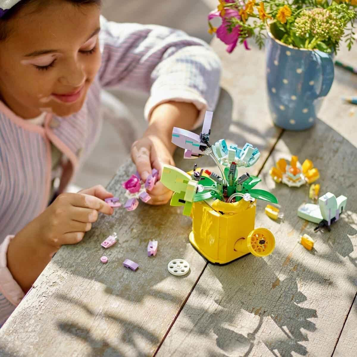 LEGO Creator Set de aspersores de flores 3 en 1, decoración de la habitación de los niños, construye un aspersor con un ramo de flores, botas de goma o 2 pájaros de juguete, regalo creativo para niñas y niños de 8 años 31149 Juegos de construcción Besuche den LEGO-Store