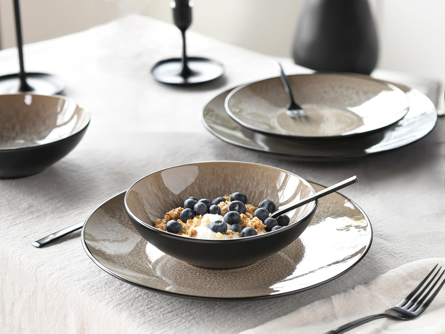 CreaTable, 24464, Serie Malmö Beige, Vajilla de 18 piezas para 6 personas, Juego de platos de gres, Apto para lavavajillas y microondas, Fabricación de calidad