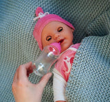 Simba 105140489 - Muñeca Laura Baby Talk, Muñeca de cuerpo suave de 38 cm con ojos soñolientos y mono lindo, 24 sonidos de bebé, Muñeca de juego, Muñeca bebé, Edad 2+