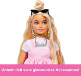 Muñeca Barbie Deluxe Style núm. 3 con traje Barbiecore, cabello rubio recogido en un moño alto, vestido rosa pastel con lazo extragrande y accesorios como medias de rejilla, HYV27