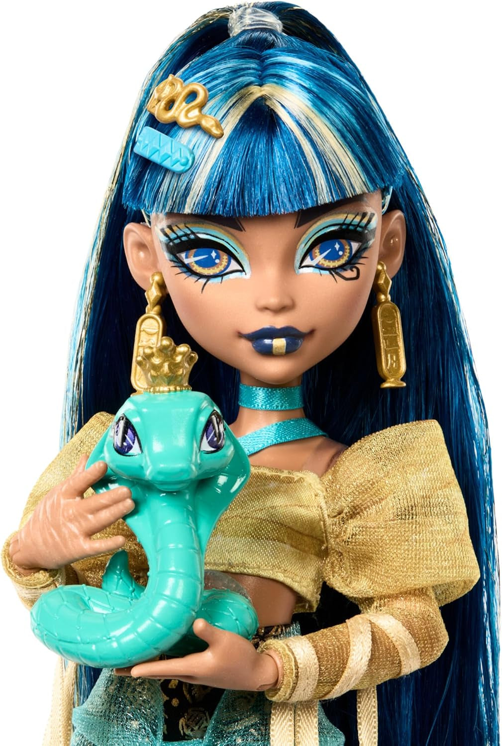 Muñeca Monster High Cleo De Nile con blusa dorada y falda a capas, incluye la cobra Hissette y accesorios como una mochila, un refrigerio y un rollo de papel higiénico, HXH74