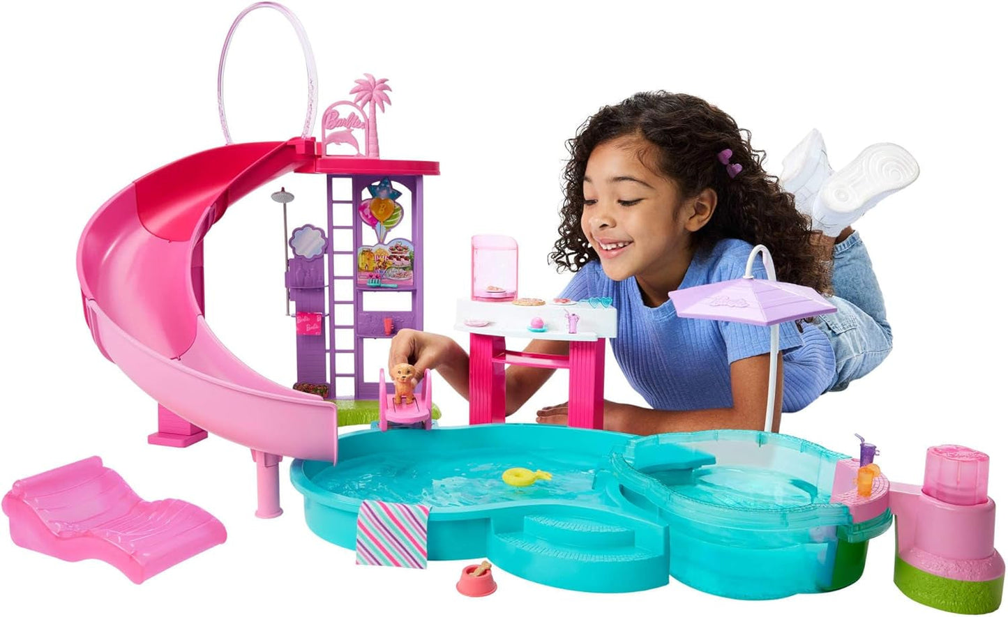 Barbie Dream Pool Playset con seis áreas de juego que incluyen un tobogán y un jacuzzi, además de más de 20 accesorios como una mascota, flotadores y más, JKG83