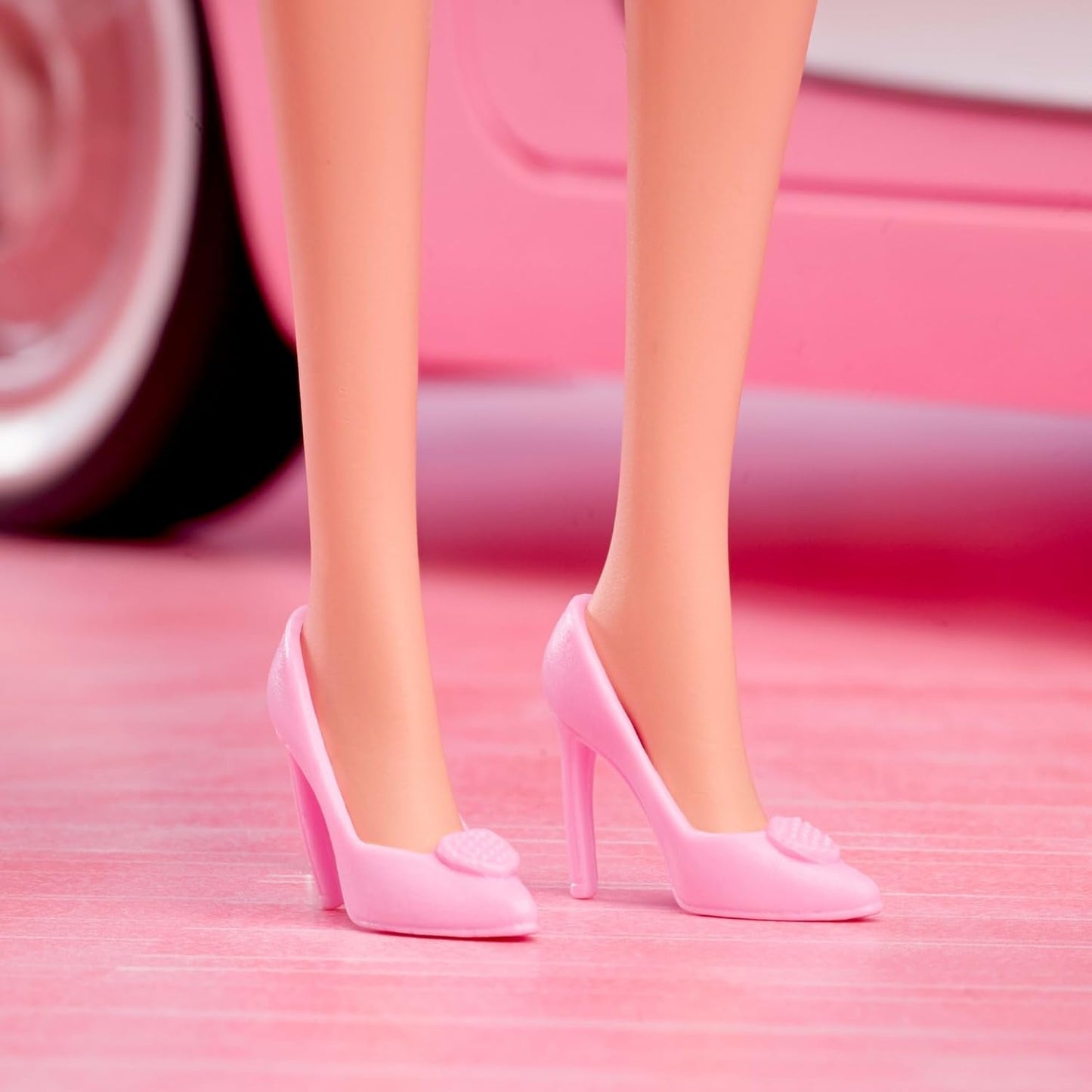 Barbie La película basada en la película Margot Robbie como figura coleccionable de Barbie con blusa rosa y falda de tul con peinado estilizado y joyas a juego JBJ53