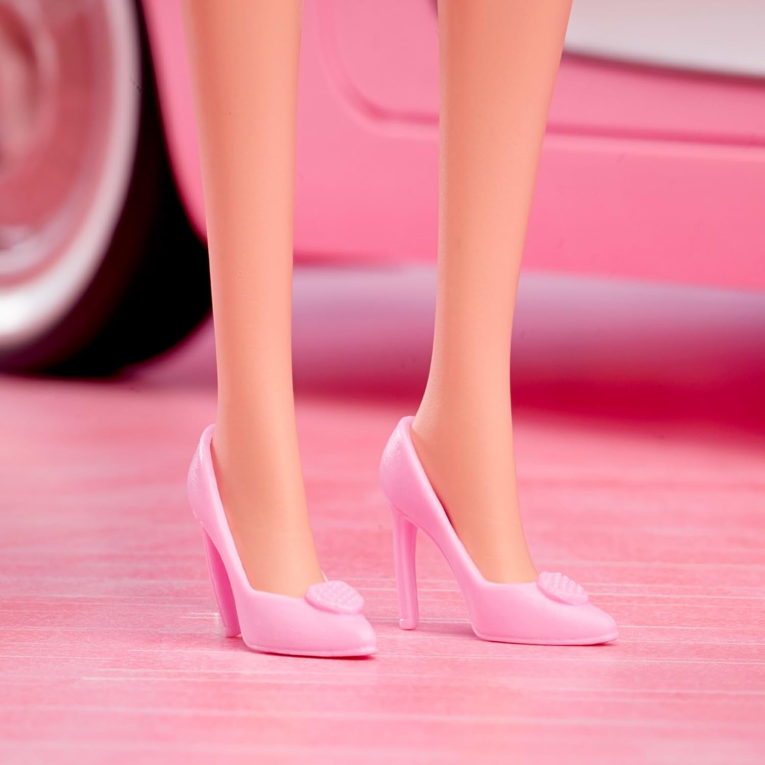 Barbie La película basada en la película Margot Robbie como figura coleccionable de Barbie con blusa rosa y falda de tul con peinado estilizado y joyas a juego JBJ53