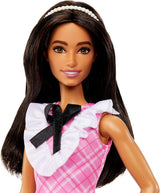 Muñeca Barbie Fashionistas con cabello negro y diadema de perlas, vestido rosa a cuadros con lazo negro y cuello con volantes, para edades de 3 años en adelante HJT06