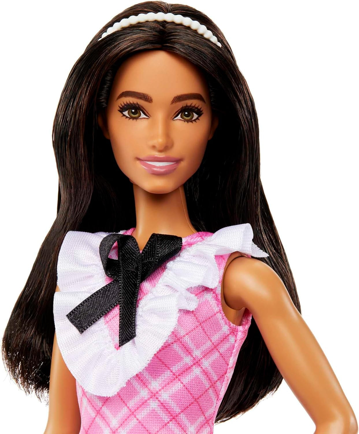 Muñeca Barbie Fashionistas con cabello negro y diadema de perlas, vestido rosa a cuadros con lazo negro y cuello con volantes, para edades de 3 años en adelante HJT06