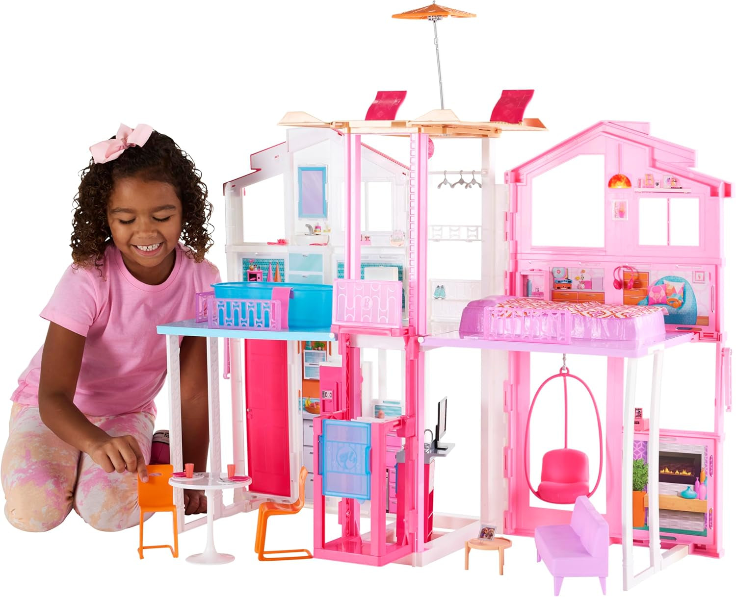 Barbie Dream House, casa adosada de 3 pisos y 5 habitaciones, incluye accesorios como muebles, plegable y de almacenamiento, juguete para edades de 3 años en adelante, DLY32