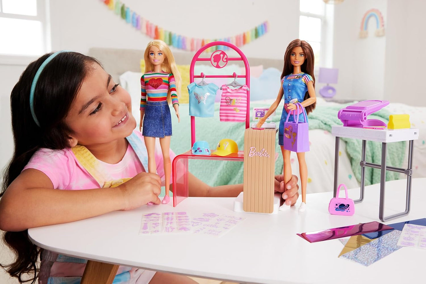 Barbie Fashion Boutique Playset - Muñeca con patrón de aluminio, más de 150 looks originales, incluye 2 blusas y 5 sábanas de aluminio, perchero y lector de tarjetas de crédito, a partir de 3 años, HKT78