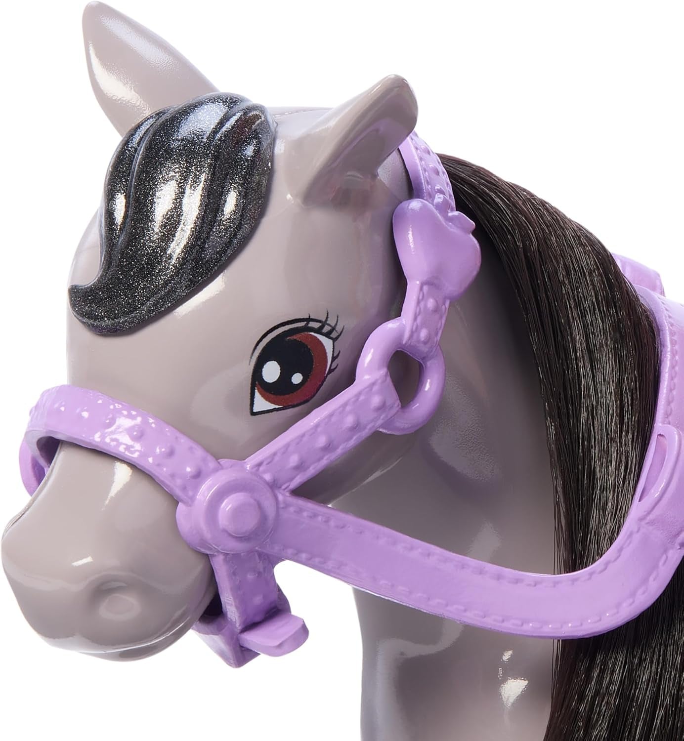 Muñeca Barbie Chelsea y Ponis - Abróchate el cinturón para jugar y andar con seguridad, silla y escalones rosados, incluye casco y lindo vestido a cuadros, a partir de 3 años, HTK29