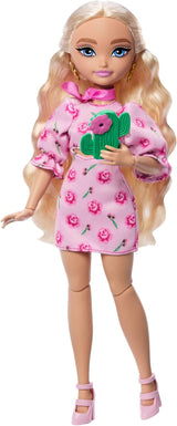 Conjunto de looks Barbie Dream Besties Festival, con muñeca Barbie Malibu con cabello largo y rubio para peinar y más de 10 prendas y accesorios removibles, JGH87
