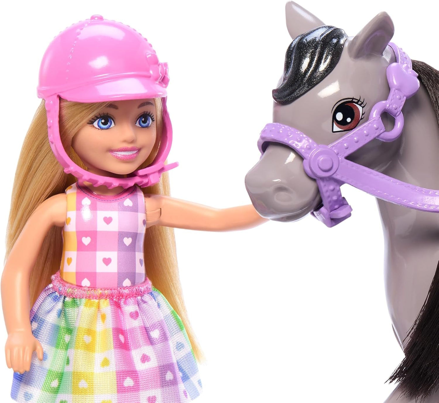 Muñeca Barbie Chelsea y Ponis - Abróchate el cinturón para jugar y andar con seguridad, silla y escalones rosados, incluye casco y lindo vestido a cuadros, a partir de 3 años, HTK29