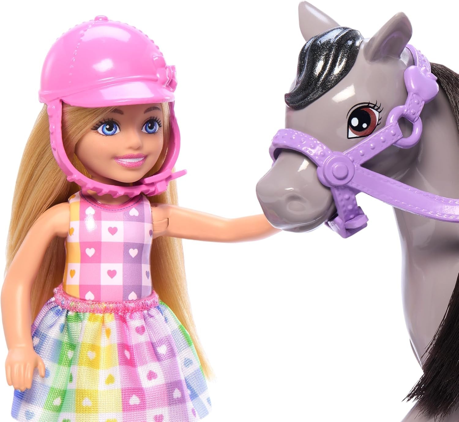 Muñeca Barbie Chelsea y Ponis - Abróchate el cinturón para jugar y andar con seguridad, silla y escalones rosados, incluye casco y lindo vestido a cuadros, a partir de 3 años, HTK29