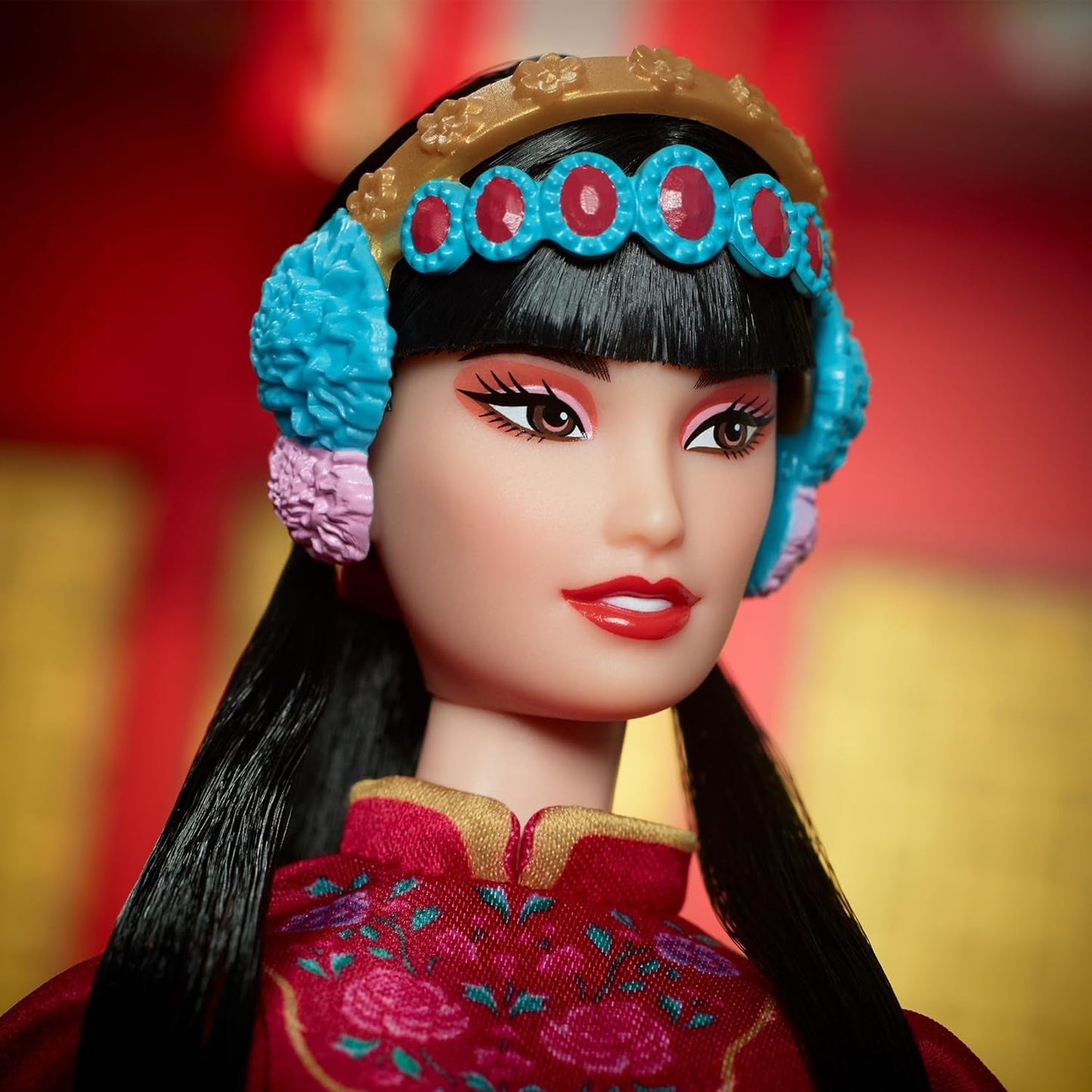 BARBIE Muñeca Barbie del Año Nuevo Lunar - Ropa tradicional en colores brillantes Rot mit Pfingstrosenmuster, cyanblaue Schuhe mit pinken Troddeln, inspiriert von der Peking-Oper, HRM57