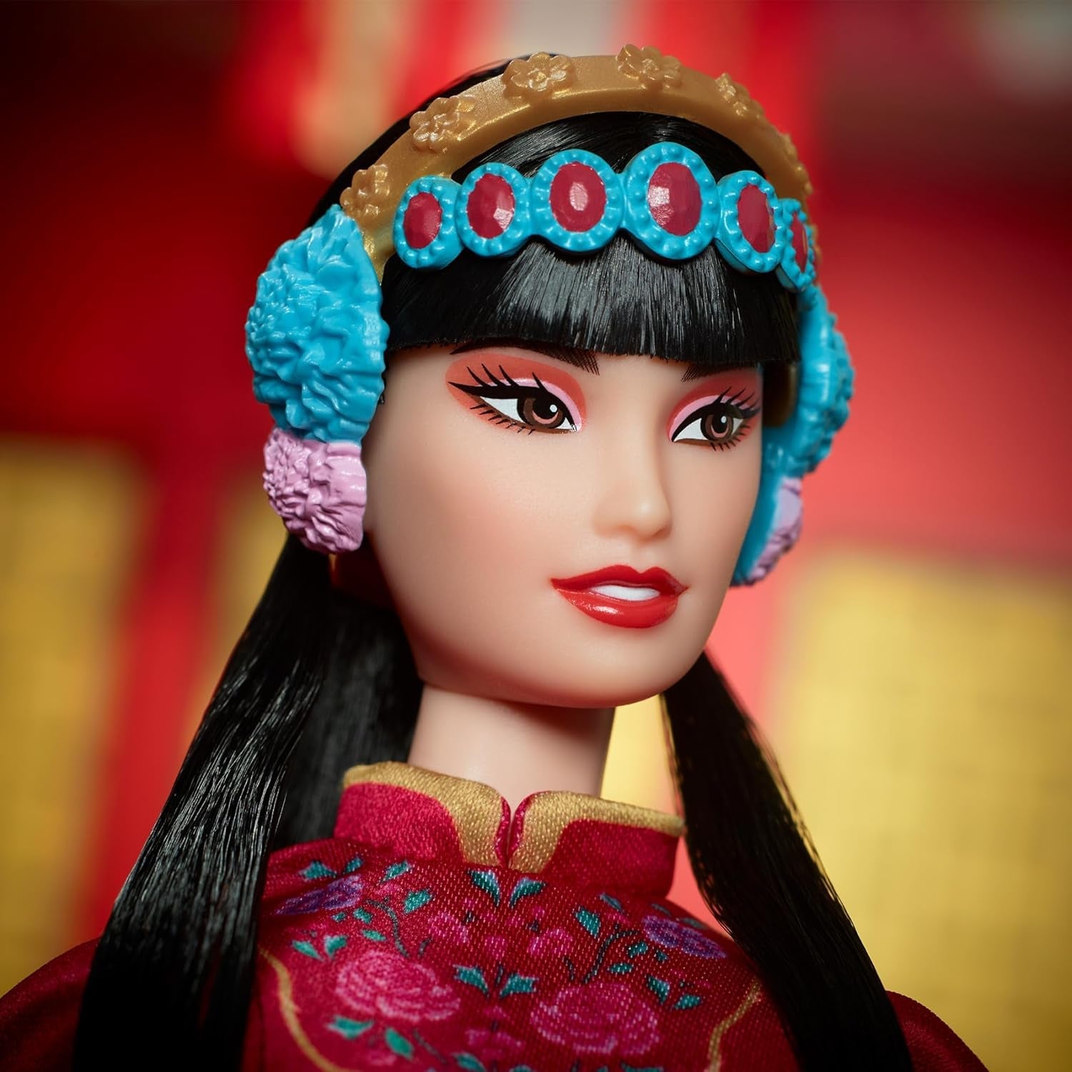 BARBIE Muñeca Barbie del Año Nuevo Lunar - Ropa tradicional en colores brillantes Rot mit Pfingstrosenmuster, cyanblaue Schuhe mit pinken Troddeln, inspiriert von der Peking-Oper, HRM57