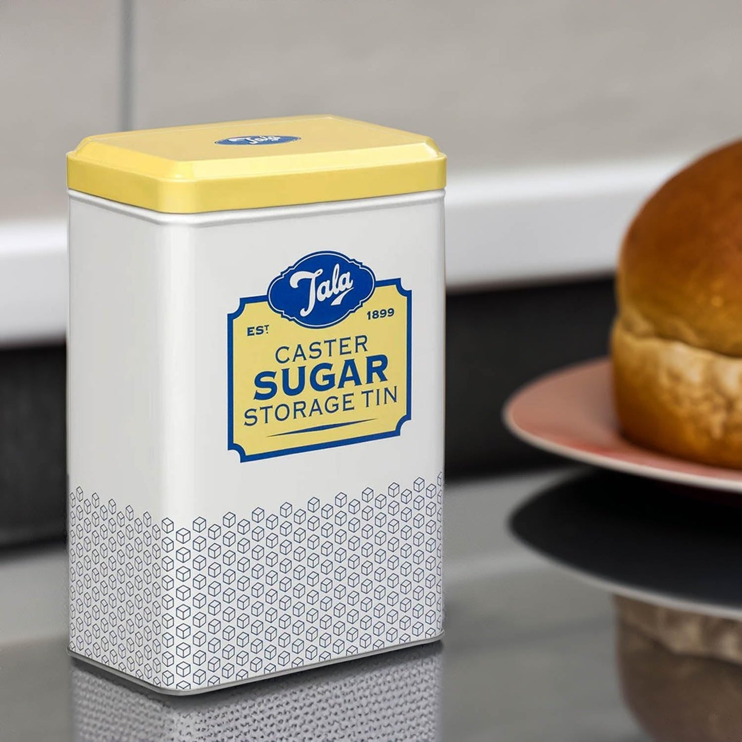 Caja de almacenamiento de metal con diseño retro de Tala Originals en amarillo y crema, puede contener una bolsa entera de azúcar en polvo