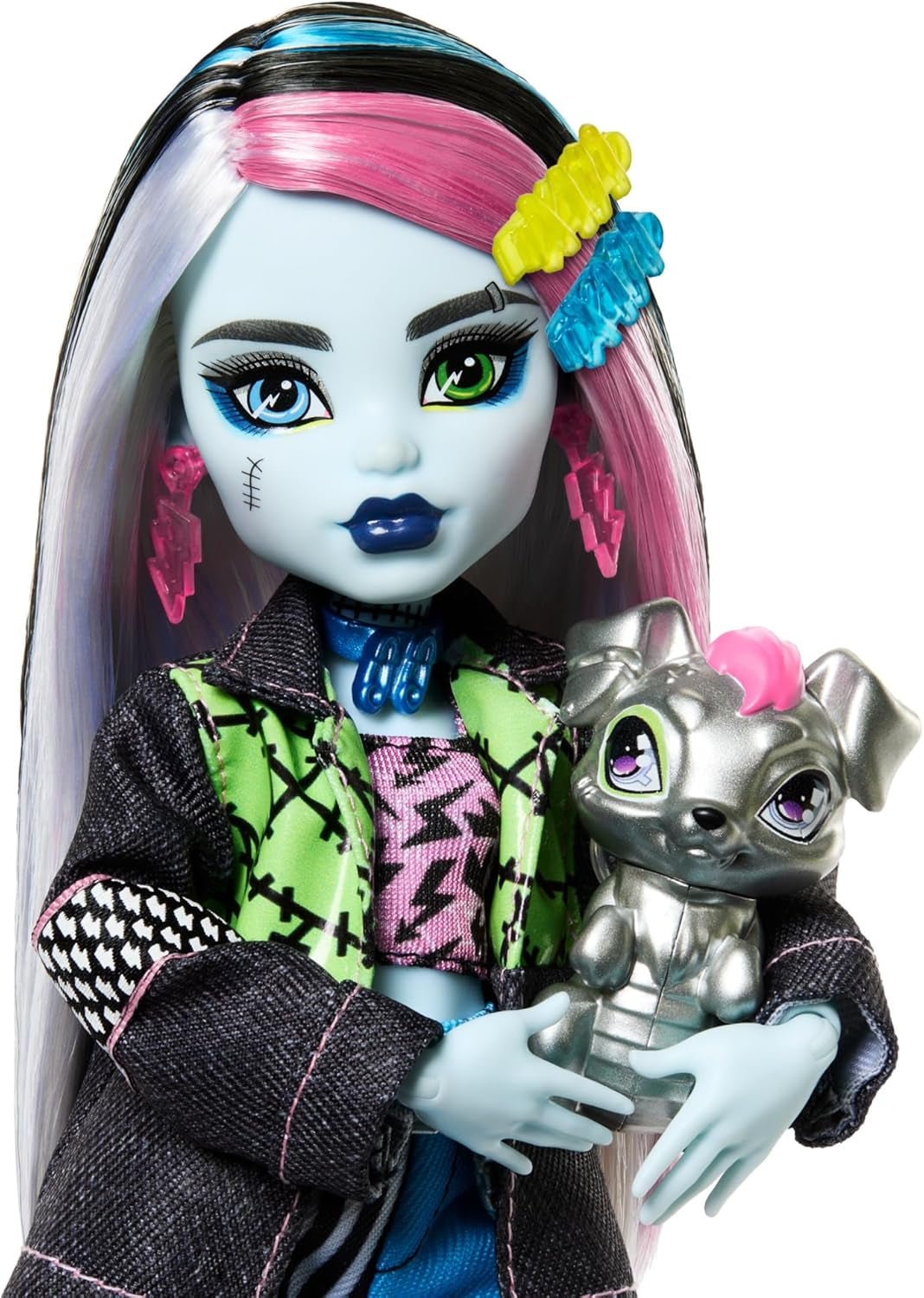 Muñeca Monster High Frankie Stein con chaqueta vaquera y pantalones cortos, también incluye su cachorro Watzie y accesorios como mochila, merienda y libreta, HXH73