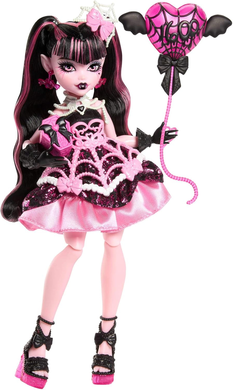 La aterradora y dulce muñeca de cumpleaños Monster High Draculaura con un vestido de fiesta rosa con accesorios temáticos como invitación, globo, regalo, abanicos y más, JBG74