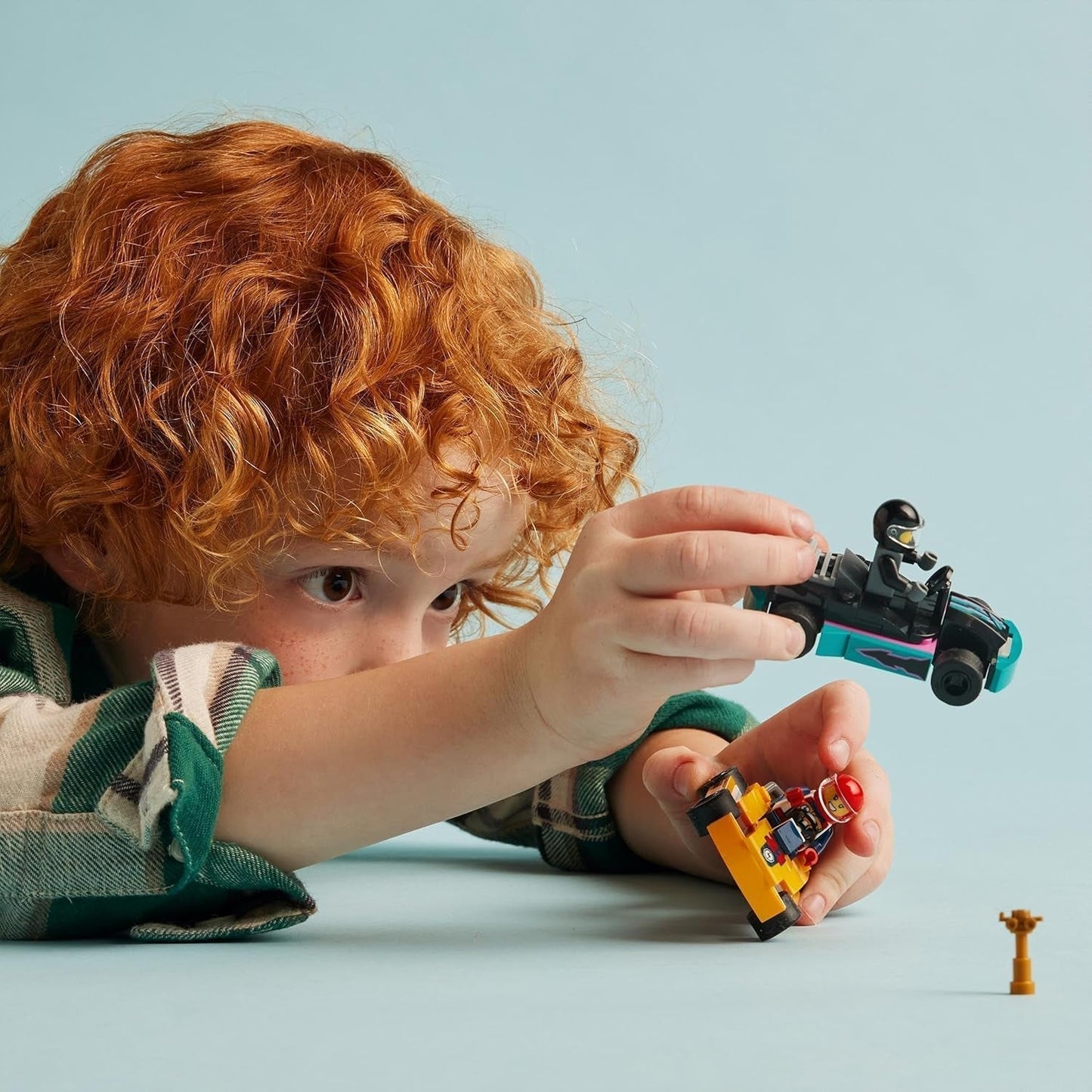 LEGO City Karts con conductores, juego de 2 minifiguras de conductores y coches de carreras, coches de juguete para niños y niñas de 5 años, regalo divertido para niños 60400 Juegos de construcción Besuche den LEGO-Store