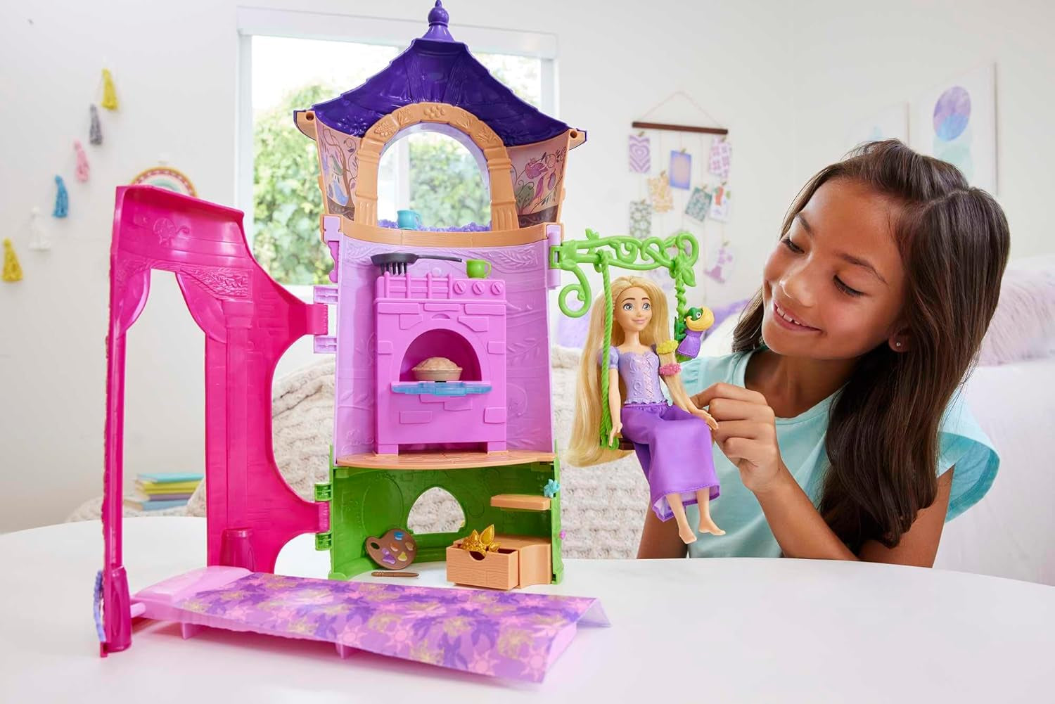 Princesas Disney HMV99 - Muñeca Rapunzel Móvil y Torre de Juegos con Diversión por Todos lados, 6 Zonas de Juego y 15 Accesorios, Inspirada en la Película de Disney, Juguetes para Muñecas 3 Años Naty Shop Dolls