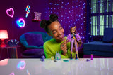 Muñeca Monster High Clawdeen Wolf con cachorro en forma de media luna y accesorios como mochila escolar, calendario, refrigerios y más, HRP65