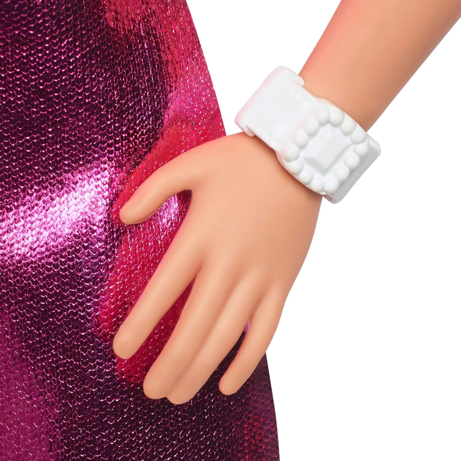 Muñeca Barbie Fashionistas núm. 230 con cabello rubio, minivestido rosa metálico con corte de corazón, pulsera blanca y tacones altos, HYT88