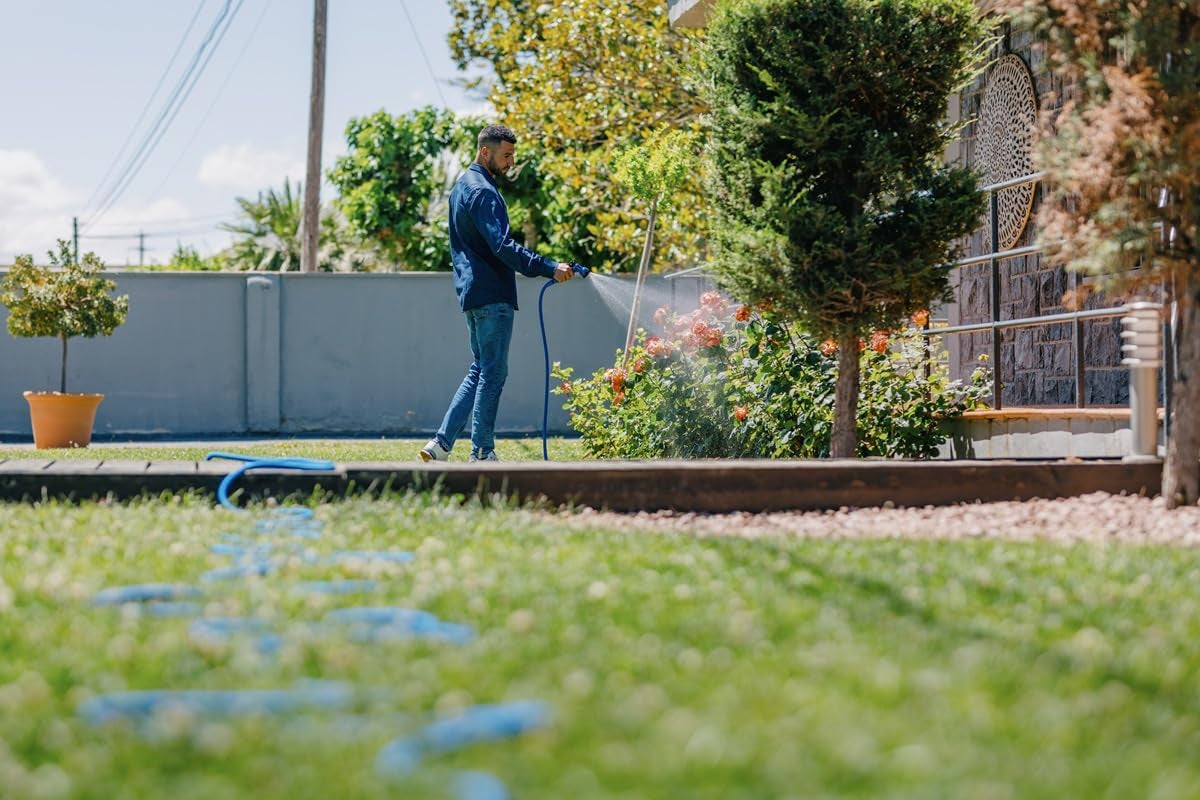 Goodyear - Manguera de jardín de látex y textil de alta densidad de 3 capas, flexible, sin torsión y ligera, 30 m, enchufes rápidos de ½" y ¾" + pistola pulverizadora de 7 funciones