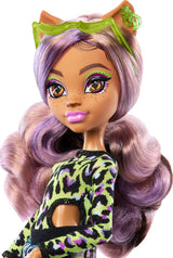 Muñeca Monster High Scare Adise Island Clawdeen Wolf con traje de baño, pantalones de jogging y accesorios de playa como visera, botella de agua y libro.