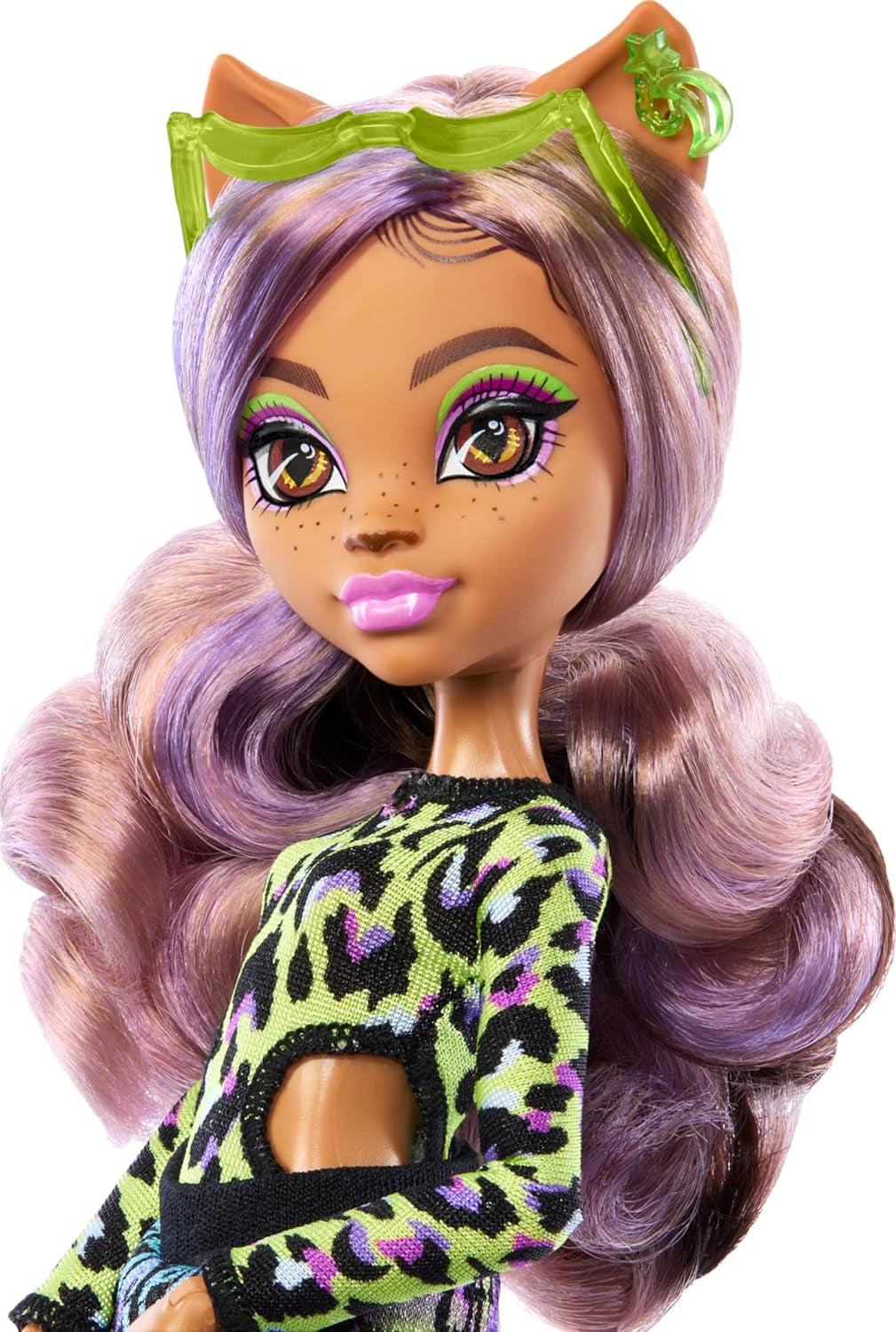 Muñeca Monster High Scare Adise Island Clawdeen Wolf con traje de baño, pantalones de jogging y accesorios de playa como visera, botella de agua y libro.
