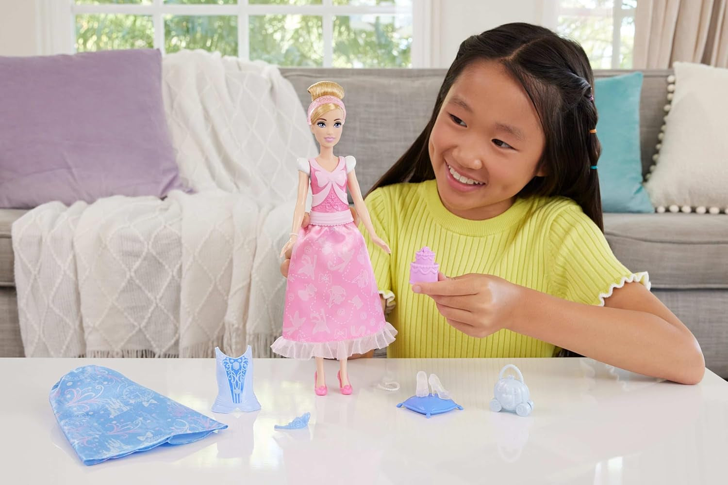 Muñeca de moda Mattel Disney Princess Toys Cenicienta con 2 conjuntos, 9 accesorios, 2 tops con clips y 2 faldas. Historias 2 en 1 inspiradas en la película de Disney, JCR95