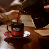 Bialetti Moka Express Stranger Things Cafetera de 3 tazas, Botón de música con función de carga USB-C, No apta para placas de inducción, 3 tazas (130 ml), Negra