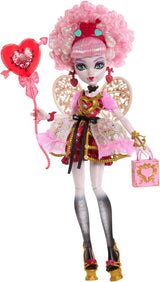 Muñeca Monster High Scary Sweet Birthday Cupido Asteria con vestido de fiesta rosa y rojo con accesorios temáticos como invitación, globo, regalo y más, JBG77