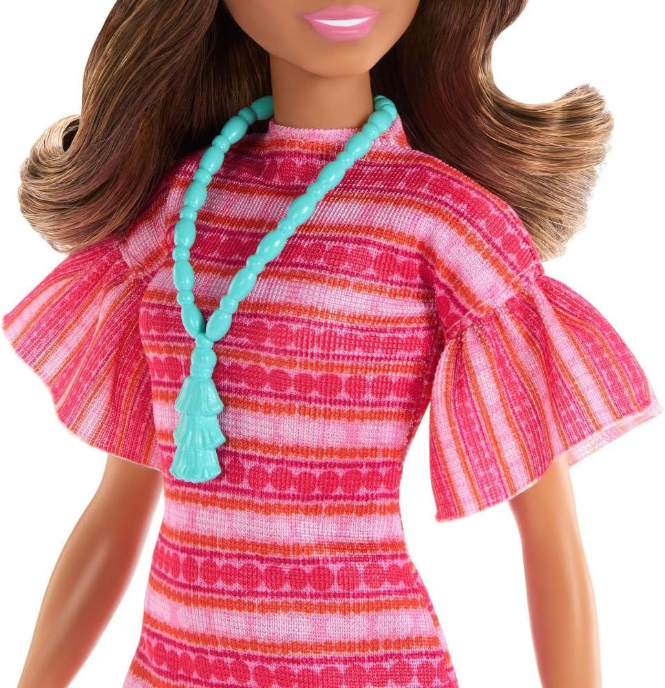 Barbie y Teresa Rezept für Freundschaft Teresa-Modepuppe mit unverkennbarem Outfit zum An- und Ausziehen, mit Accessoires incluyendo un collar, JCT02