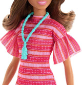 Barbie y Teresa Rezept für Freundschaft Teresa-Modepuppe mit unverkennbarem Outfit zum An- und Ausziehen, mit Accessoires incluyendo un collar, JCT02