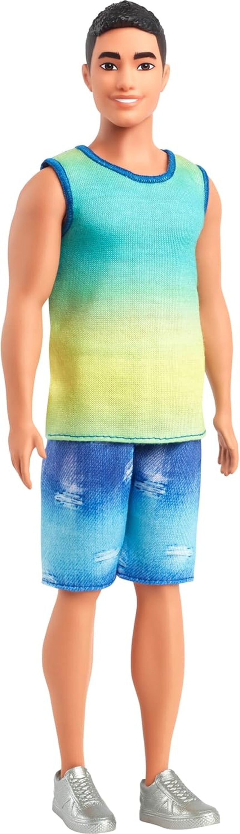 Muñeca Ken Barbie Fashionistas núm. 236 con cabello negro, camiseta sin mangas verde azulado ombré, shorts de mezclilla y zapatillas plateadas, HYV00