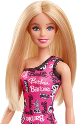 Muñeca Barbie moderna con cabello rubio liso y vestido rosa desmontable de un solo hombro y zapatos con logo impreso, HRH07