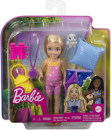 Barbie Chelsea Series, muñeca Chelsea para acampar con cabello rubio, búho mascota, saco de dormir, almohada, linterna, binoculares, accesorios para acampar, regalo para niños, juguete para niños de 3 años en adelante, HDF77